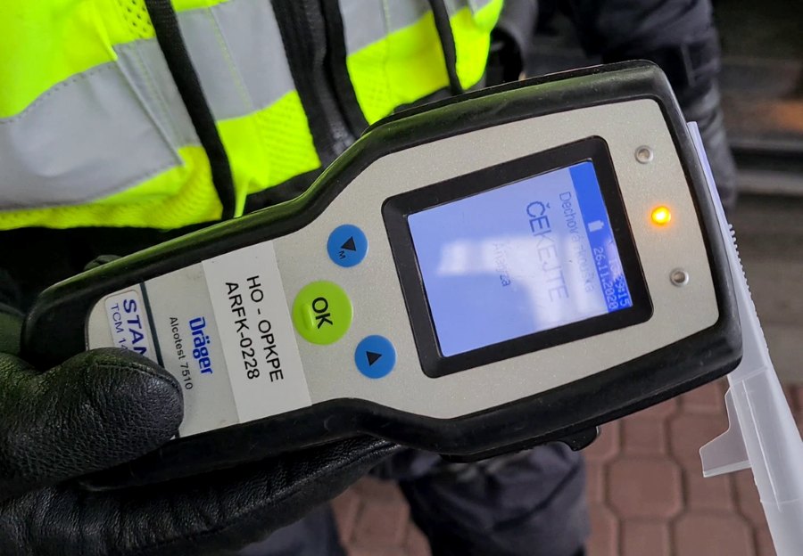 V Dubňanech zastavili řidiče s 3,88 promile. Spolujezdkyně kopla do policejního auta