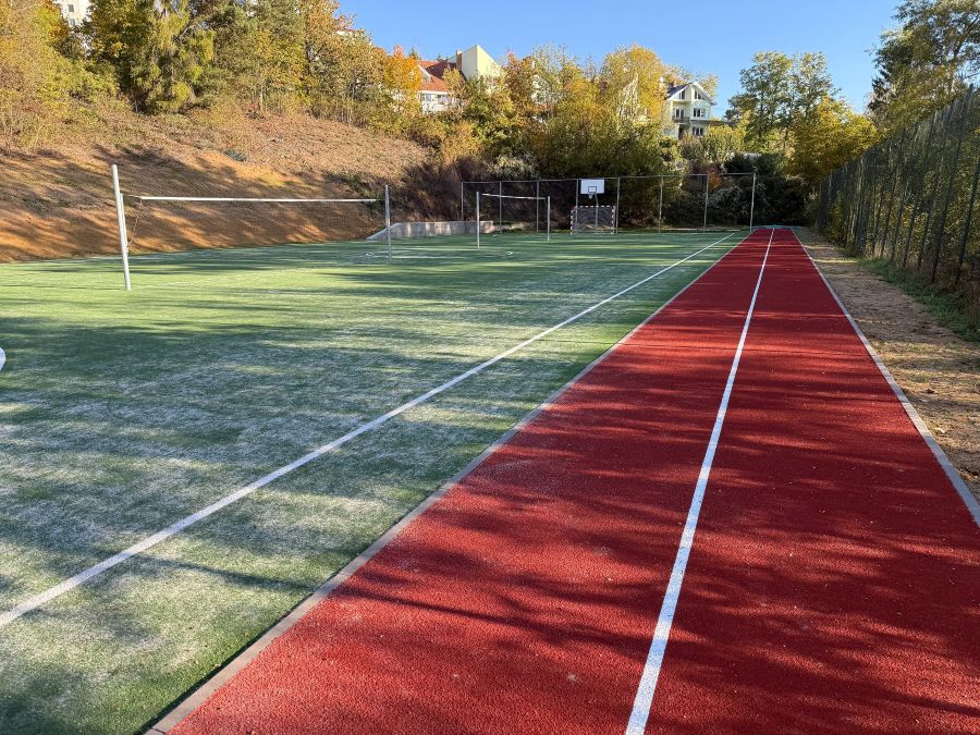 U ZŠ Salmova v Blansku skončila modernizace sportoviště. V Horní Lhotě staví nové hřiště