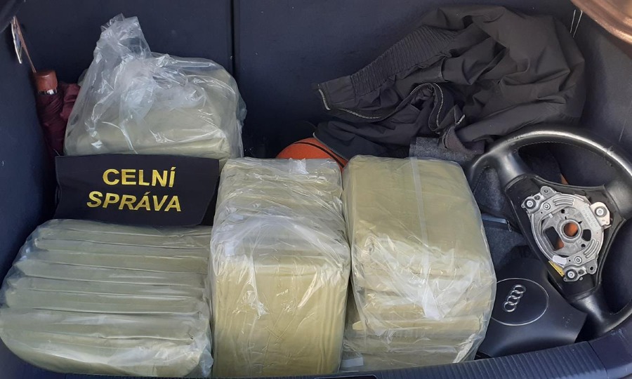 obrázek: Celníci u Šumperka našli v autě 34 kilo kratomu. Muži ho měli koupit přes Telegram