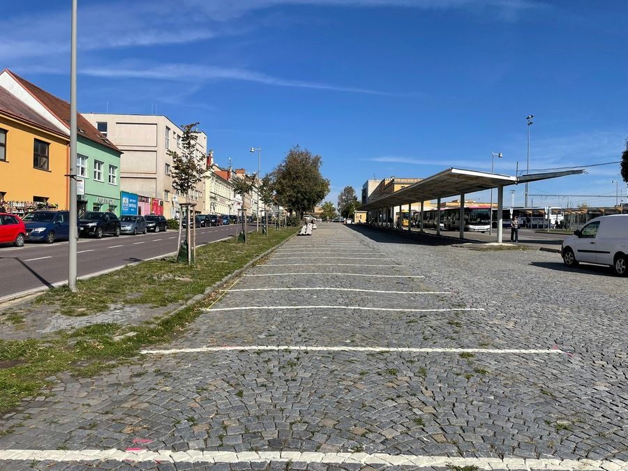 obrázek: Znojmo otevřelo parkoviště na bývalém autobusovém nádraží. 89 míst je zatím zdarma