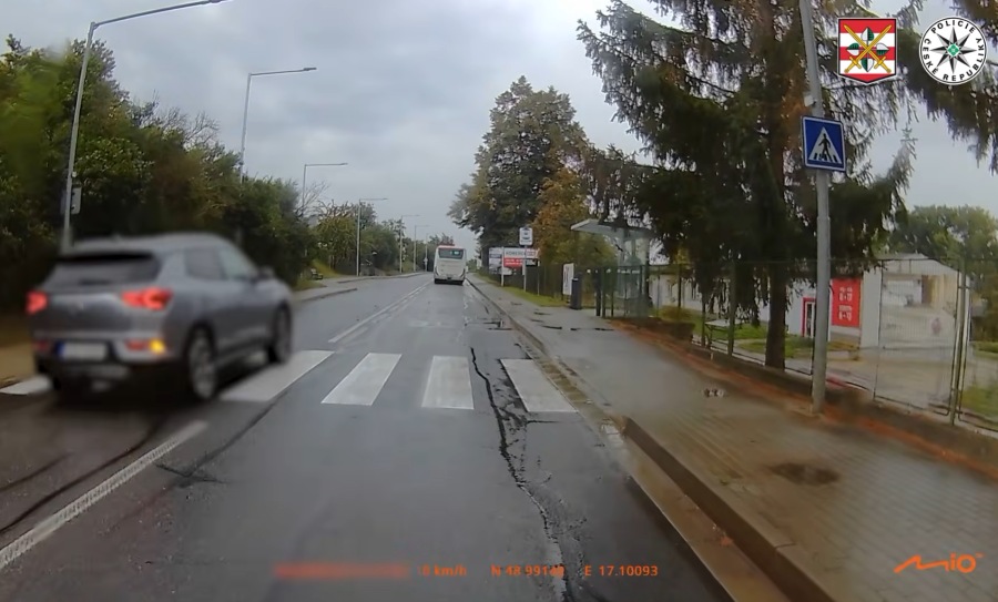 Řidič ve Svatobořicích-Mistříně předjel autobus před přechodem. Ohrozil nezletilou dívku