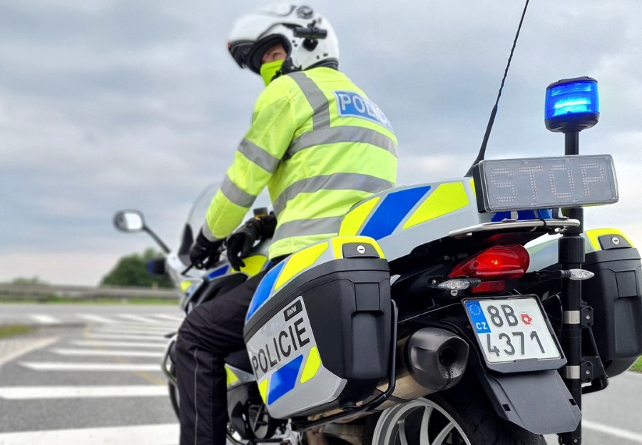 Dva kamiony využily záchranářskou uličku k předjíždění kolony na D1. Zachytil je policejní dron