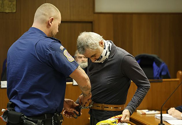 obrázek: Obžalovaný muž je souzen za spálení přítelkyně. Tvrdí, že si ničeho nevzpomíná a je nevinen.