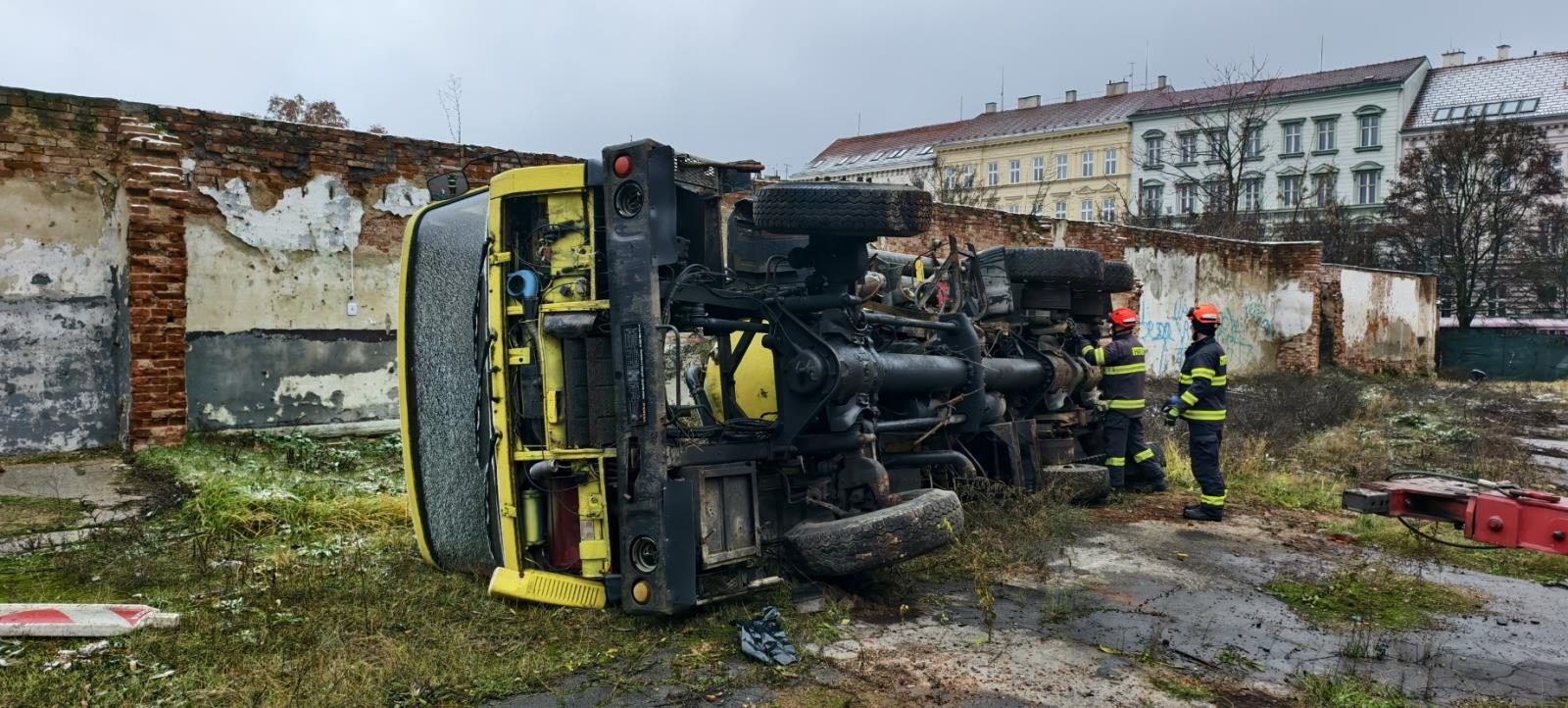 Brněnští hasiči zvedají převrácené kamiony