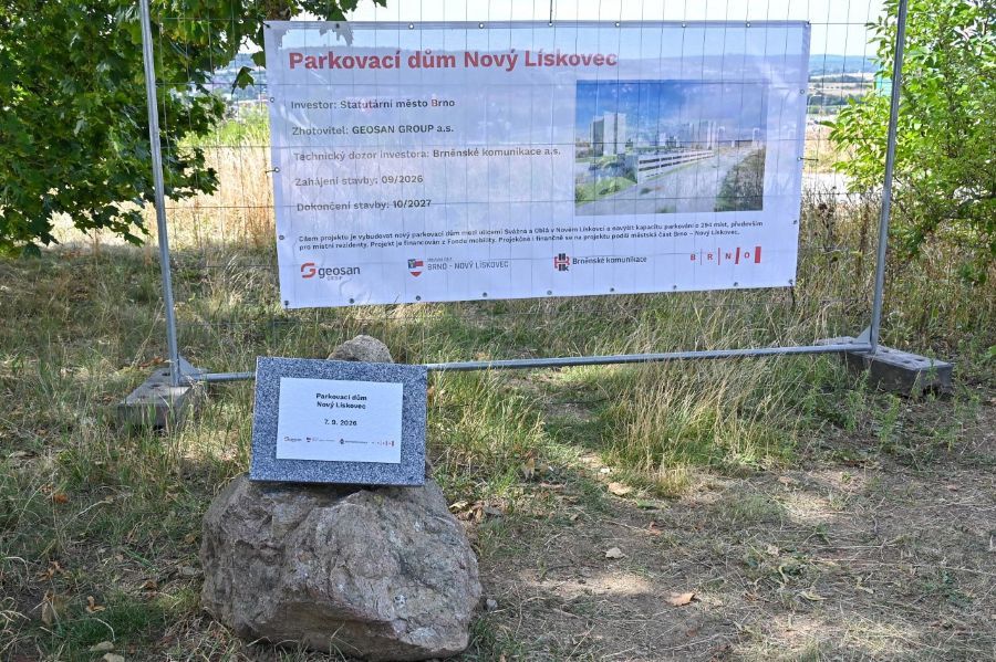 V Novém Lískovci začala stavba parkovacího domu s 294 místy. Průjezd po Oblé se zúží na 3,5 metru