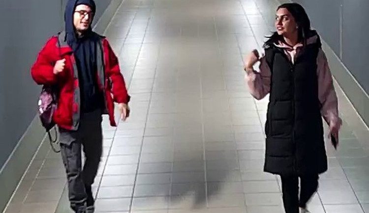 Policie hledá tyto dva výtečníky - kradli a vyhrožovali nožem