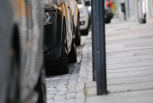 Parkovat na svém. Lidé si od města mohou pronajmout parkovací místo
