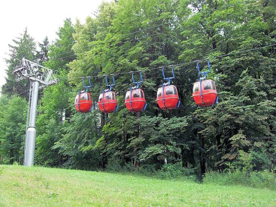 Historická pulzní lanovka v Mariánských Lázních patří mezi technické rarity českých hor