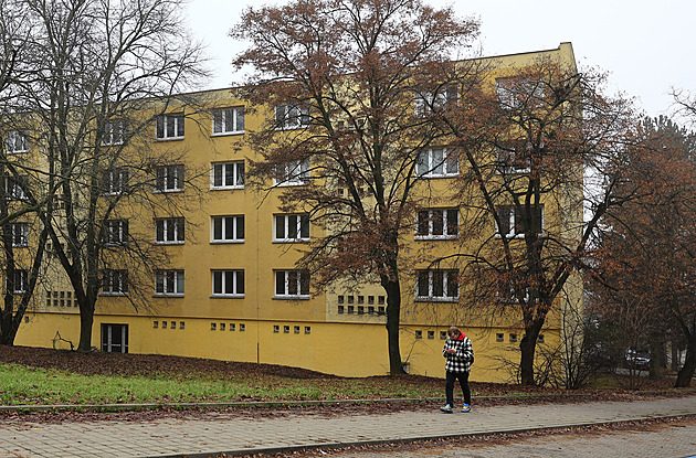 Žlutý panelák v Juliánově míří k demolici