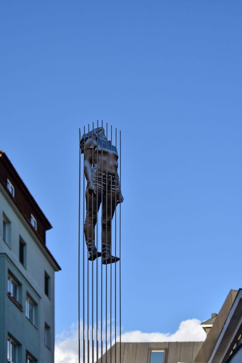 Nová venkovní Galerie Římák zahajuje provoz sochou Levitace
