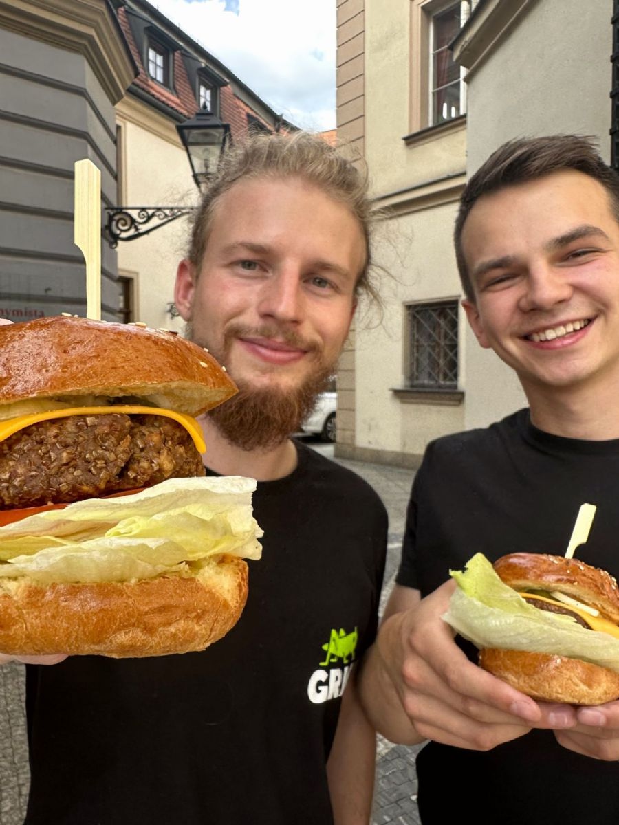 obrázek: Grig rozdával cvrččí burgery v centru Brna úplně zdarma