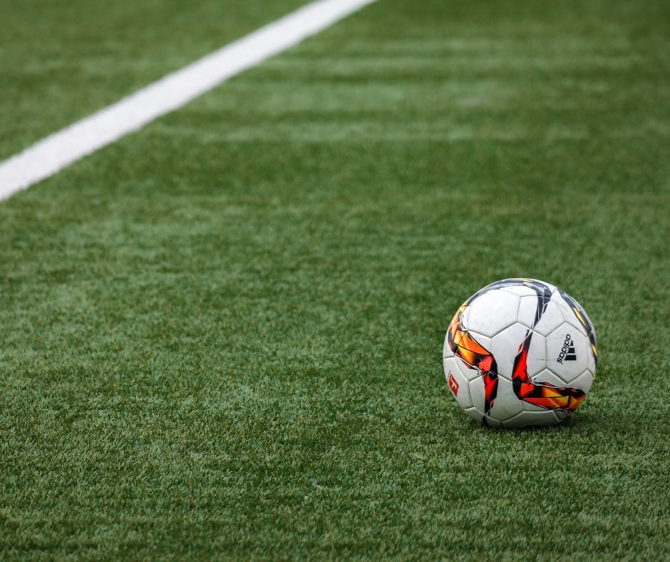 Nevyužité fotbalové hřiště v Bosonohách se díky participativnímu rozpočtu proměnilo ve „Sportovně-relaxační lesní zónu“