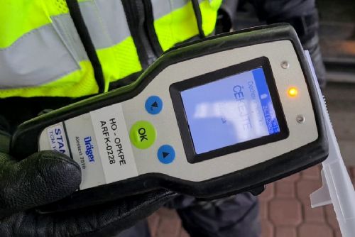 obrázek:V Dubňanech zastavili řidiče s 3,88 promile. Spolujezdkyně kopla do policejního auta