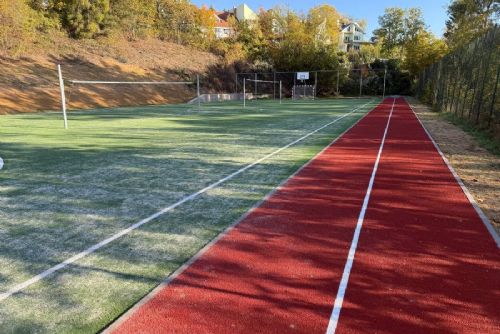 obrázek:U ZŠ Salmova v Blansku skončila modernizace sportoviště. V Horní Lhotě staví nové hřiště