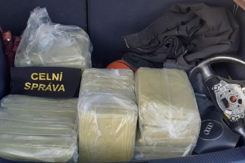 obrázek:Celníci u Šumperka našli v autě 34 kilo kratomu. Muži ho měli koupit přes Telegram