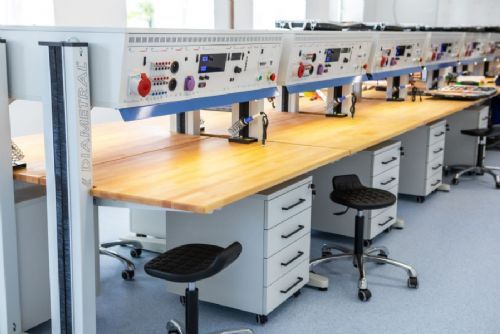 obrázek:Střední škola v Kyjově otevřela technicko-vzdělávací centrum za 220 milionů. Přibyly dílny i roboti