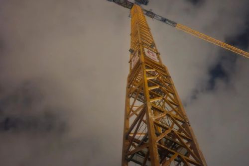 obrázek:Opilá dvojice vylezla na jeřáb v centru Brna. Dolů ji dostali hasiči