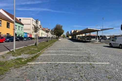 obrázek:Znojmo otevřelo parkoviště na bývalém autobusovém nádraží. 89 míst je zatím zdarma