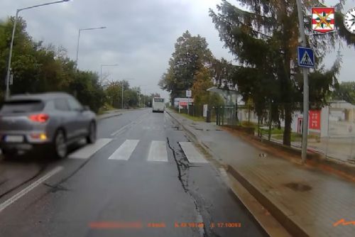 obrázek:Řidič ve Svatobořicích-Mistříně předjel autobus před přechodem. Ohrozil nezletilou dívku