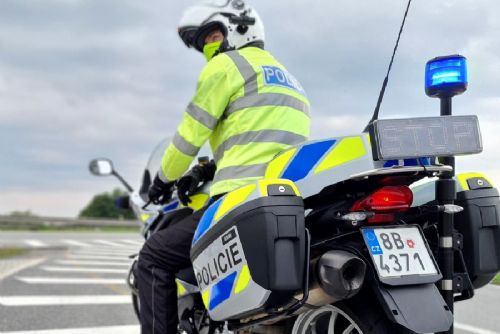 obrázek:Dva kamiony využily záchranářskou uličku k předjíždění kolony na D1. Zachytil je policejní dron