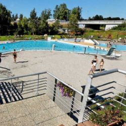 Lidé, kteří vyrazí za koupáním na Riviéru autem, zaparkují na ploše sportovního areálu za Anthroposem