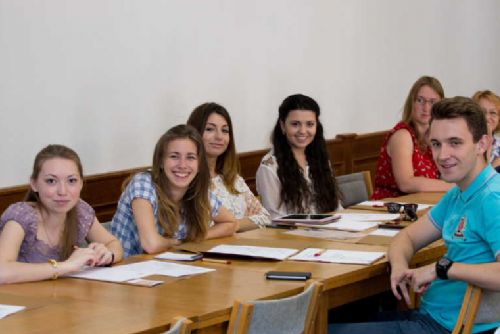 obrázek:Žáci a studenti převzali na Nové radnici ocenění za účast v programu Mezinárodní cena vévody z Edinburghu
