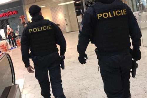 Foto: Policisté pomáhají doplnit chybějící krev