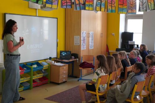 obrázek:Brno-střed rozdělilo tisíc knih o bezpečném internetu a rozšiřuje výuku kyberbezpečnosti