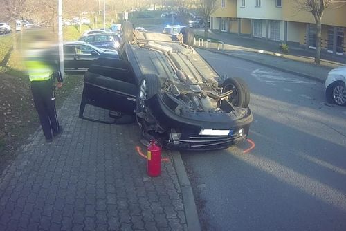 Foto: Po půllitru rumu řídil bez oprávnění, auto převrátil na střechu