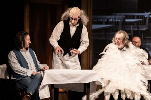 obrázek:Bolek Polívka uvede v Praze premiéru inscenace Anděl v lihu společně se svými syny