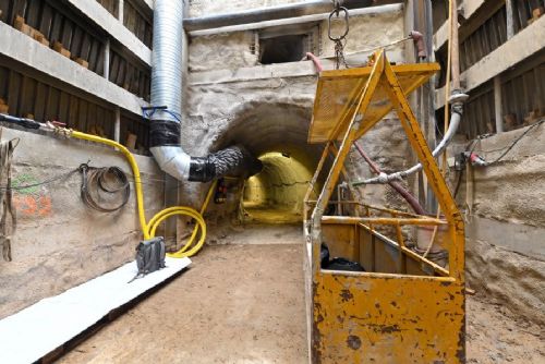obrázek:Pod Českou ulicí v Brně razí nový kolektor. Stavba omezuje průchod a potrvá do roku 2028