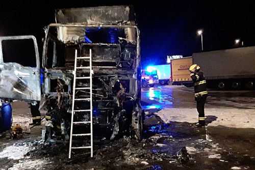 Foto: Při požár kamionu na D52 nalezeno tělo muže