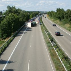 Řidič z dodávky vyproštěn po nárazu náklaďákem, ve vážném stavu převezen do nemocnice