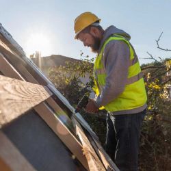 Boom v poptávce po pokrývačích před zimou: Jihlavští učni zachraňují střechu zámku