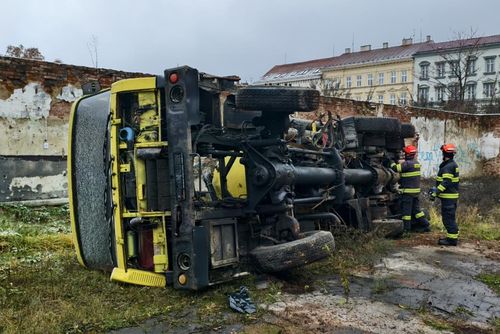 obrázek:Brněnští hasiči zvedají převrácené kamiony
