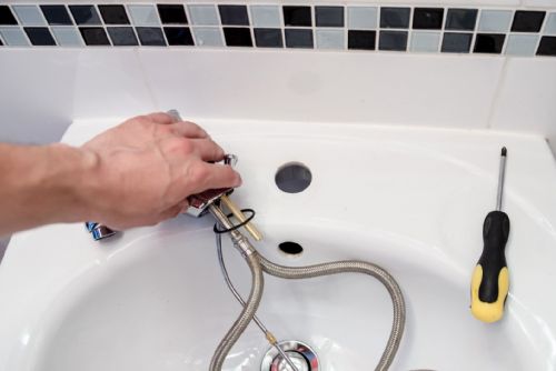 obrázek:Prasklo potrubí v noci? Jak sehnat instalatéra v Brně rychle a bez velké škody
