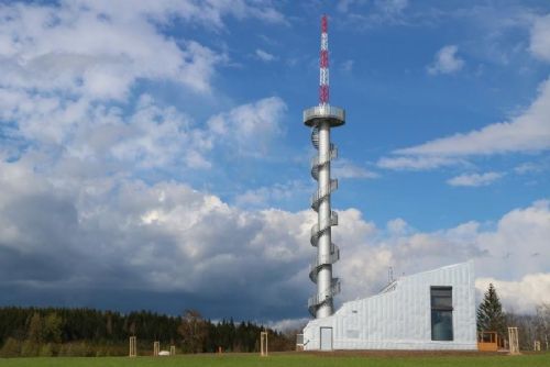 obrázek:Rozhledna Šibeník u Nového Hrádku: unikát z turbíny větrné elektrárny