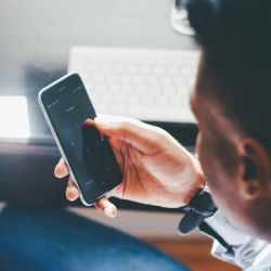 Internet zrychluje a přesouvá se na chytré telefony