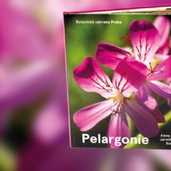Knihu pražské botanické zahrady Pelargonie pokřtili Spejbl s Hurvínkem