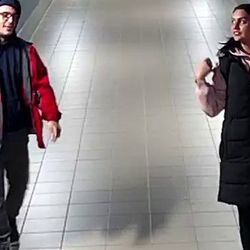 Policie hledá tyto dva výtečníky - kradli a vyhrožovali nožem