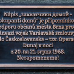 Nápis „Okupanti, domů“ v Brně přežije díky Petru Feldovi