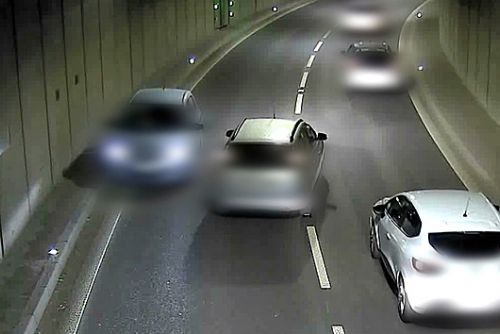 Foto: Opilý řidič způsobil chaos v tunelu