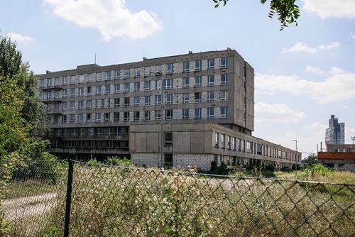 obrázek:Nová daň má dotlačit vlastníky k opravám nemovitostí, soud zasahuje