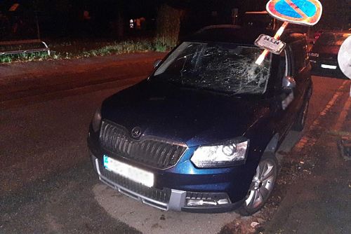 Foto: Opilý vandal ničil auta na Fryčajově ulici, škoda 120 tisíc korun