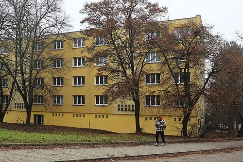 obrázek:Žlutý panelák v Juliánově míří k demolici
