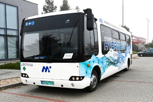 obrázek:Vodíkové autobusy by mohly pocházet z Brna. Prototyp vozidla dnes zástupci ZETOR TRACTORS představili primátorce
