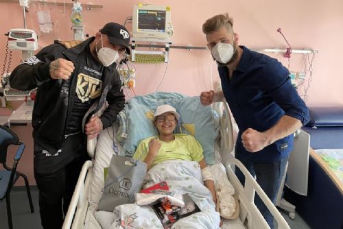 Foto: Za nemocnými dětmi přišli zápasníci MMA, na několik oddělení přinesli dárečky, onkologicky nemocným předali finanční šek