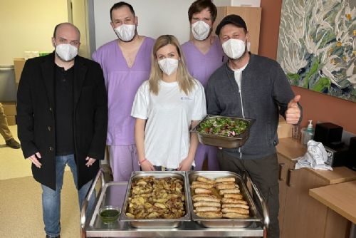 Foto: Známý šéfkuchař vaří pro zdravotníky FN Brno, díky tomu dává práci i lidem s hendikepem